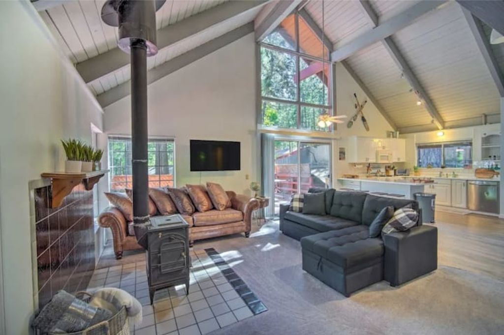 NEW! Luxury, Family Friendly Lake Arrowhead Cabin! Game Room! Hike, Boat, Relax!