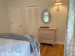 2 bedrooms, desk, iron/ironing board, free WiFi - Bright and Stylish house with new central A/C, appliances and EV charger (Harwich)