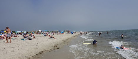 Ligstoelen aan het strand, strandlakens