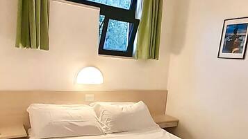 1 bedroom, hypo-allergenic bedding, cribs/infant beds, bed sheets