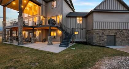 Panoramic Lake Views, Pool, Hot Tub, Gameroom!