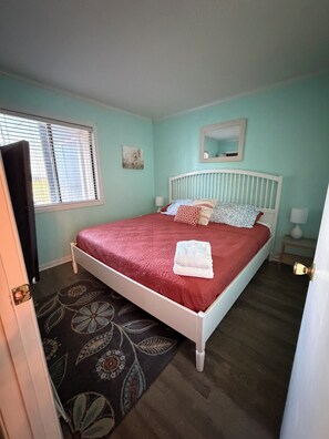 1 bedroom, iron/ironing board, free WiFi, bed sheets - Stay warm on the BEACH!Close to Camp Lejuene.Discounts for Snowbirds. (North Topsail Beach)