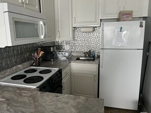 Frigorifero, microonde, forno, piano cottura