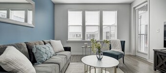 *LUXURIOUS 1BED/1BATH - KING BED* -POOL