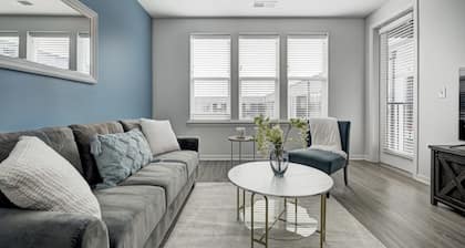 *LUXURIOUS 1BED/1BATH - KING BED* -POOL