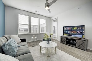 Smart TV - *LUXURIOUS 1BED/1BATH - KING BED* -POOL (Fishers)