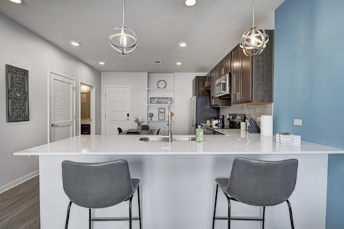 *LUXURIOUS 1BED/1BATH - KING BED* -POOL