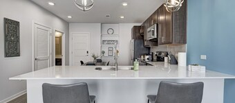 *LUXURIOUS 1BED/1BATH - KING BED* -POOL