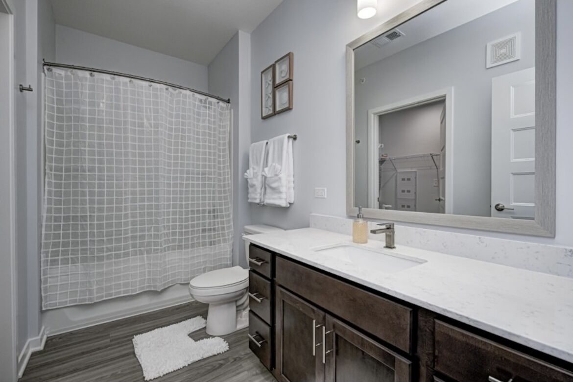 *LUXURIOUS 1BED/1BATH - KING BED* -POOL