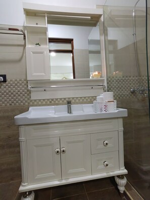 Shower, towels, soap - Breezeskyline with greenery view (Kiambu)