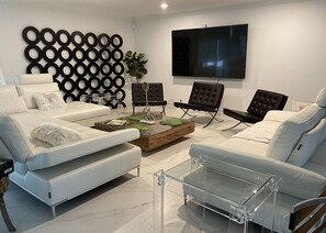 Smart TV, mesa de ping pong, libros, estéreo