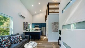 Une cuisine moderne avec des meubles bleus, un îlot central et des appareils électroménagers en acier inoxydable.