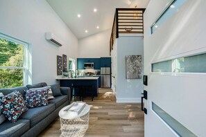 Fridge, microwave, oven, stovetop - 4 Tiny Homes in Dahlonega! @HuddleTinyHomes (Dahlonega)