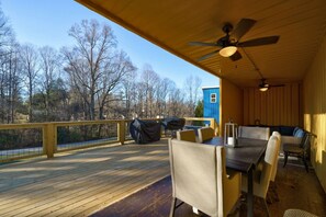 Outdoor dining - Dahlonega Magnolia Tree Tiny Home *King Bed* (Dahlonega)