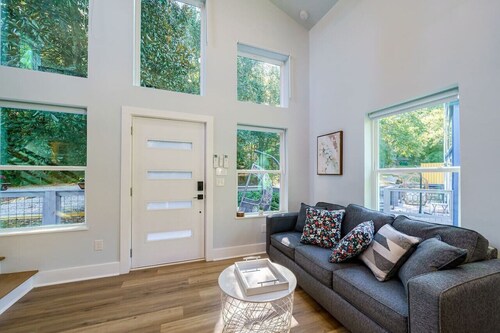 Dahlonega Magnolia Tree Tiny Home *King Bed*