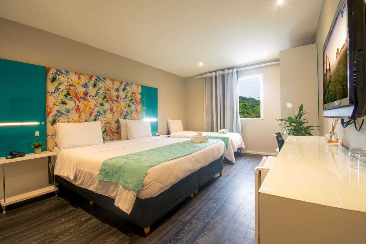 Chambre Triple Deluxe | Coffres-forts dans les chambres, Wi-Fi gratuit, draps fournis