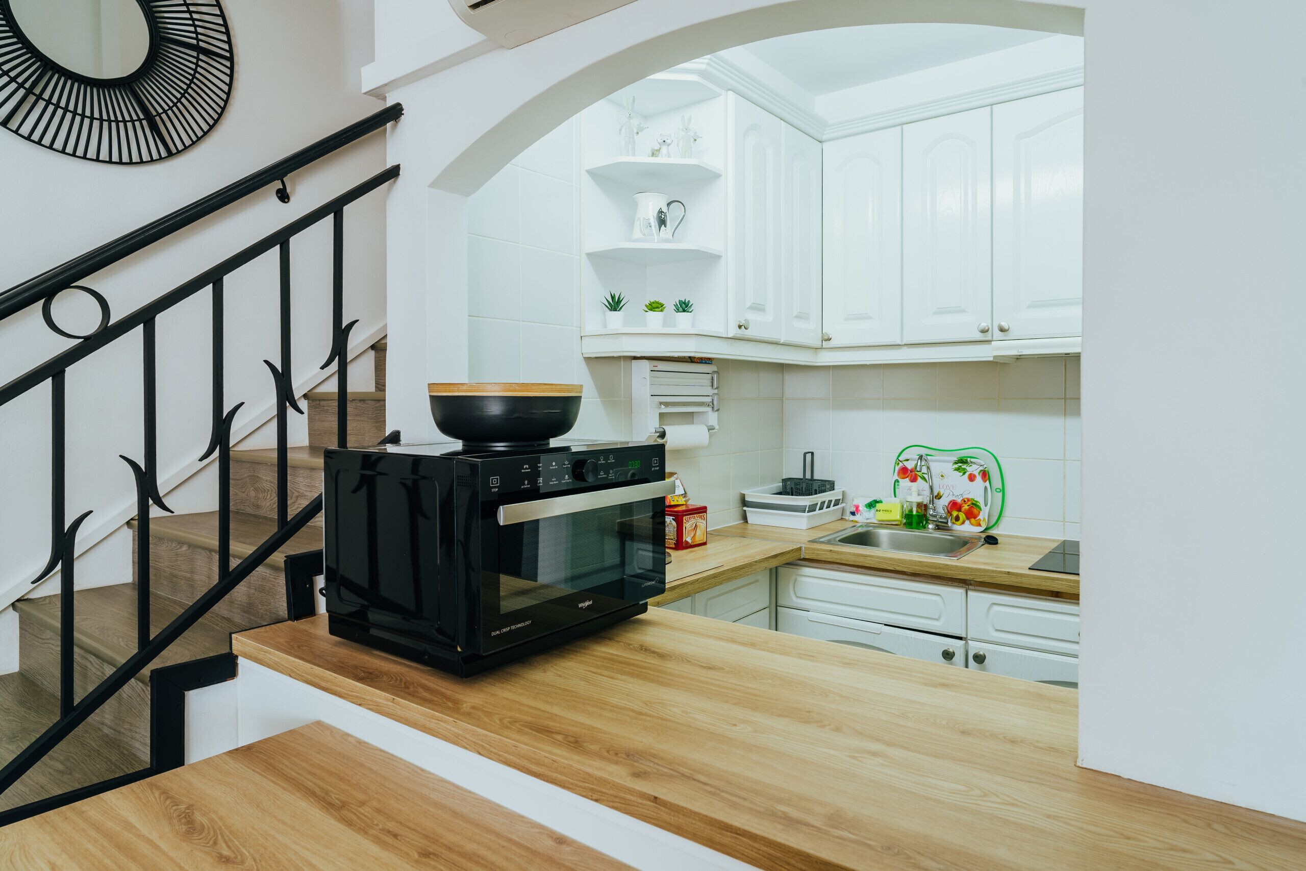 Een koelkast, een magnetron, een oven, een vaatwasser