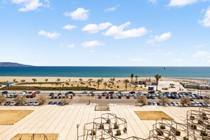 Situated beside a sandy beach, this hotel offers ocean views and ample parking.