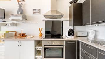 Fridge, microwave, oven, coffee/tea maker