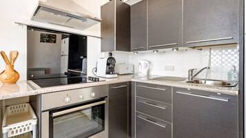 Jääkaappi, mikroaaltouuni, uuni, kahvin-/teenkeitin