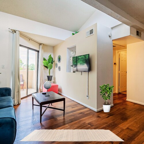Sunny King-sized 1BD Condo near UofA/UMC w/Pool & Parking, Low Summer Rates! 🌞