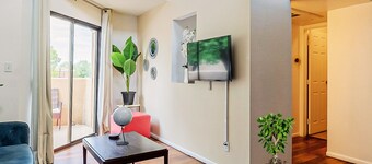 Sunny King-sized 1BD Condo near UofA/UMC w/Pool & Parking, Low Summer Rates! 🌞