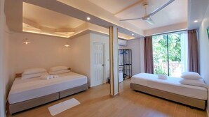 Une chambre d’hôtel moderne avec deux lits, un ventilateur de plafond et une grande fenêtre avec des rideaux.