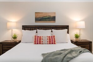 2 bedrooms, iron/ironing board, travel crib, free WiFi - Poolside and Beachfront Remodeled Close to Everything! (Solana Beach)