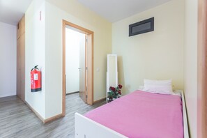 2 habitaciones, tabla de planchar con plancha y cuna de viaje 