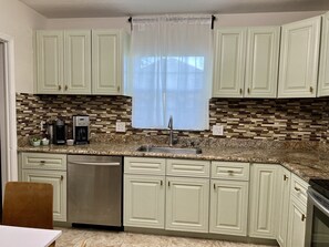 Fridge, microwave, oven, stovetop - Tampa at your fingertips, 3 bd/2 ba house, fire pit, outside dining, spa shower (Tampa)