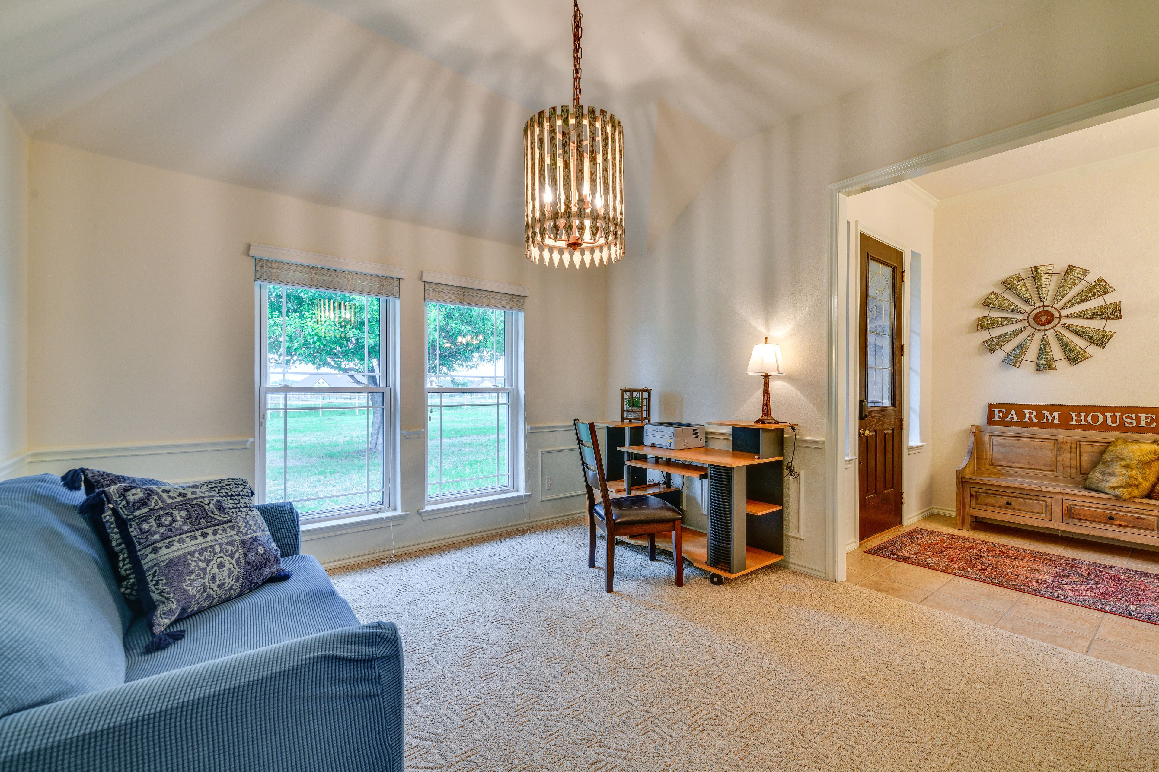 Pet-Friendly Waxahachie Vacation Home w/ Backyard!