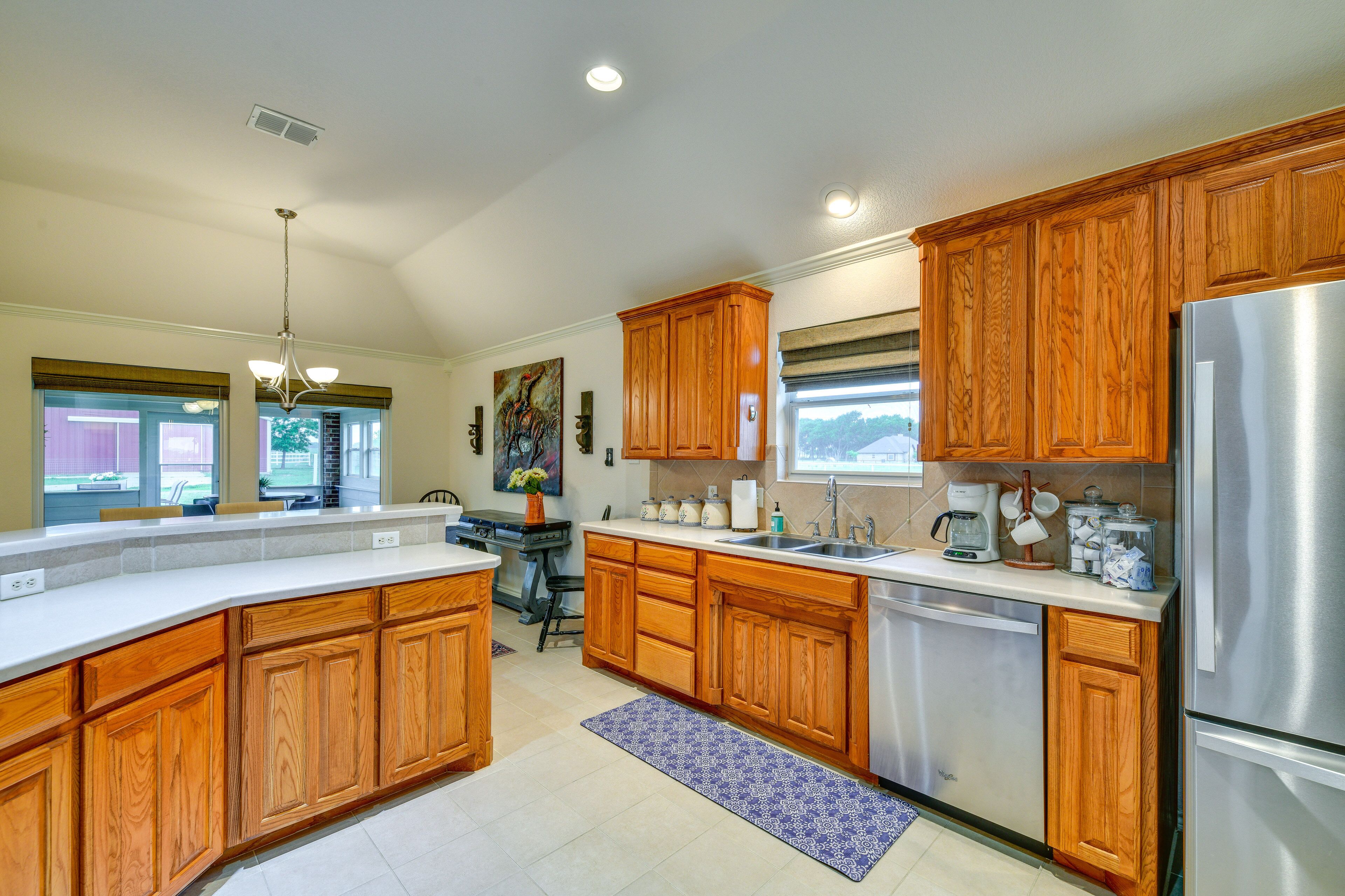 Pet-Friendly Waxahachie Vacation Home w/ Backyard!