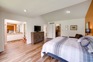 4 bedrooms, free Internet, bed sheets - Private Lake Access: Spacious Plymouth Hideaway! (Plymouth)