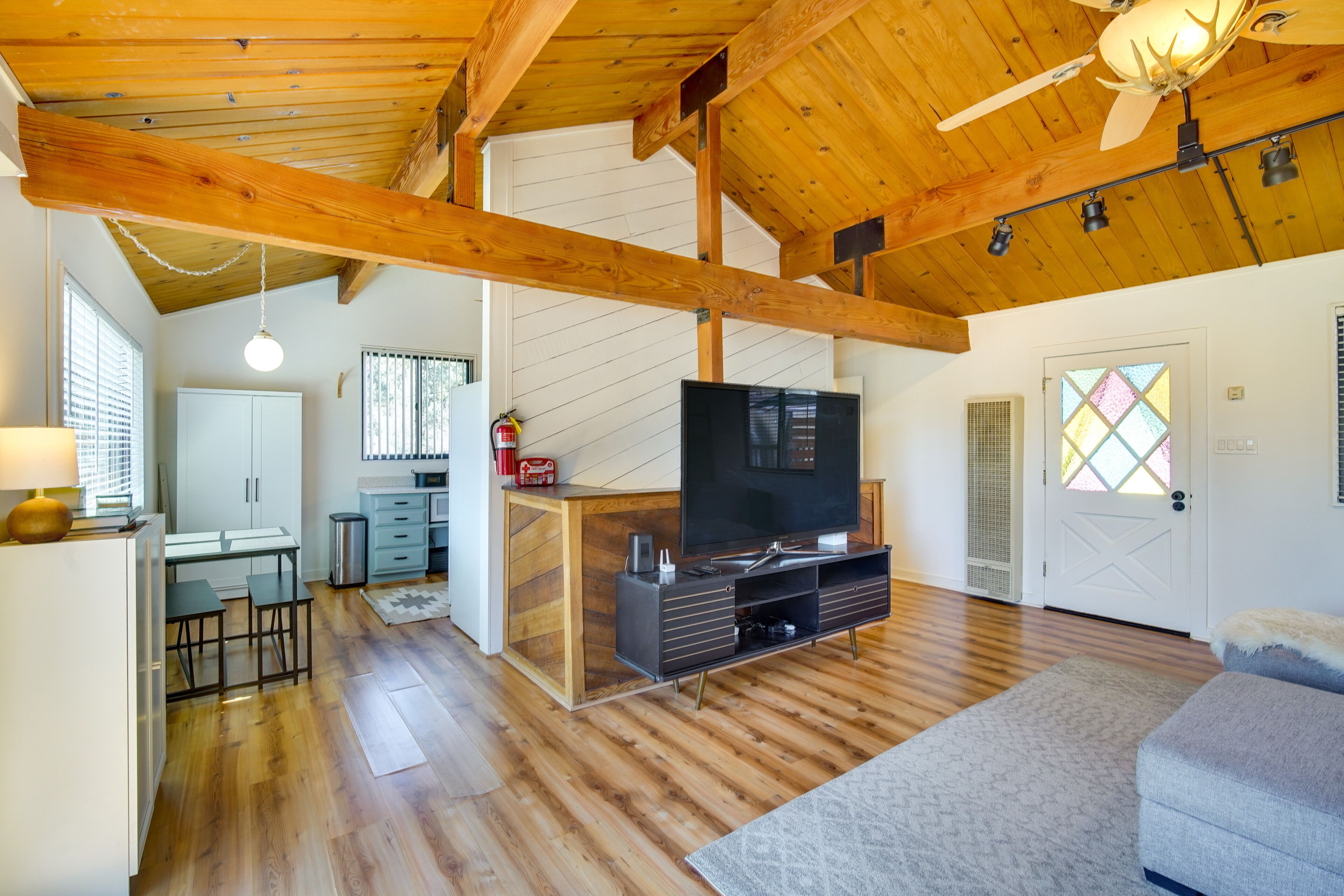 Bright Big Bear Cottage w/ Fire Pit: 3 Mi to Lake!