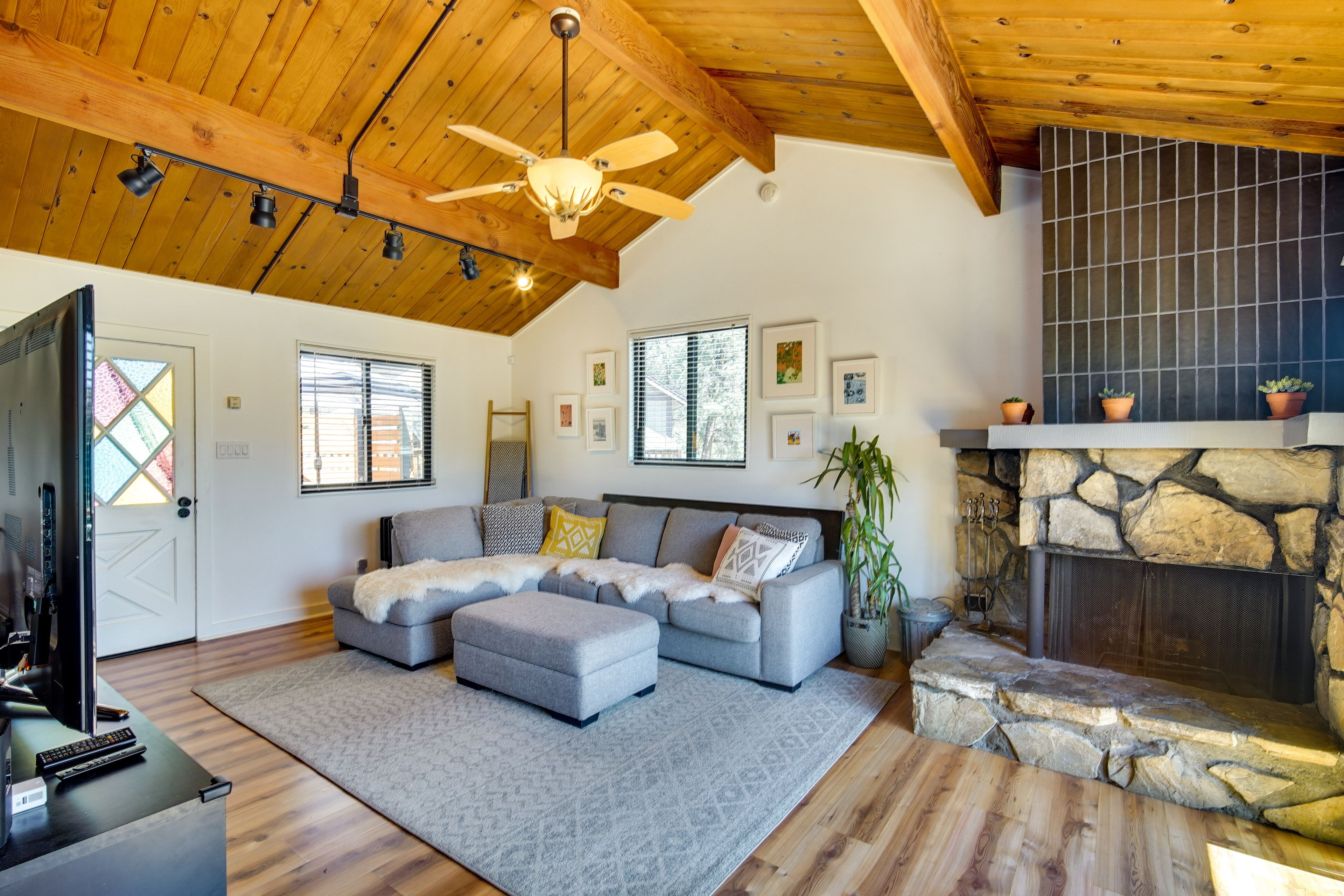 Bright Big Bear Cottage w/ Fire Pit: 3 Mi to Lake!