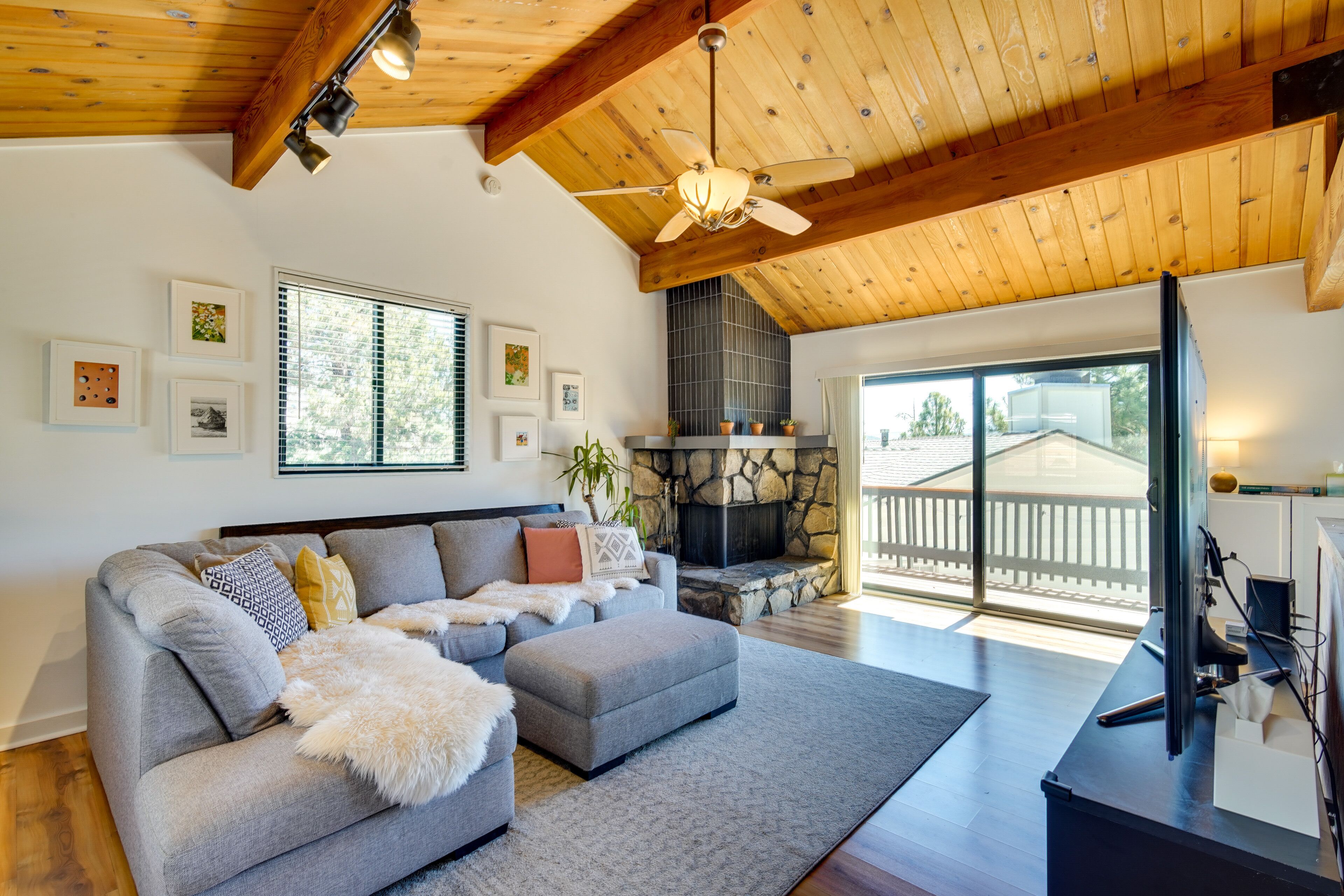 Bright Big Bear Cottage w/ Fire Pit: 3 Mi to Lake!