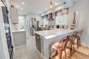 Fridge, microwave, oven, stovetop - Greystone Manor - Magnificent!  Sleeps 10  Center of Town (Colonial Beach)