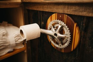 Puiset ovet, joissa on polkupyörän vaihdemekanismi, ja rulla wc-paperia.