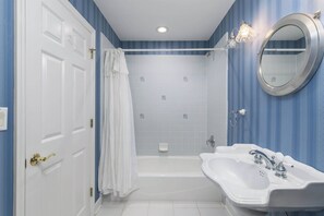 Shower, hair dryer, towels - Summer Salt Cottage - Private Coastal Retreat (Daufuskie Island)