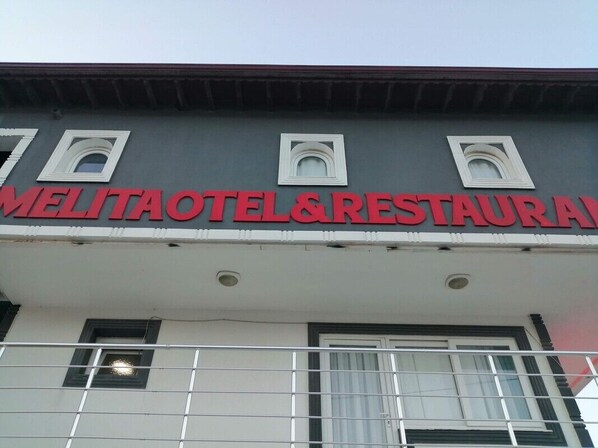 A building with a sign reading "MELITAOTEL&RESTAURANT". - Melita Hotel (Urla)