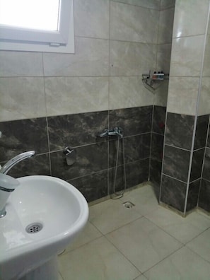 Standard Double Room | Bathroom | Shower, rainfall showerhead, hair dryer, towels