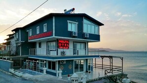 A two-story hotel with a balcony and a view of the sea. - Melita Hotel (Urla)