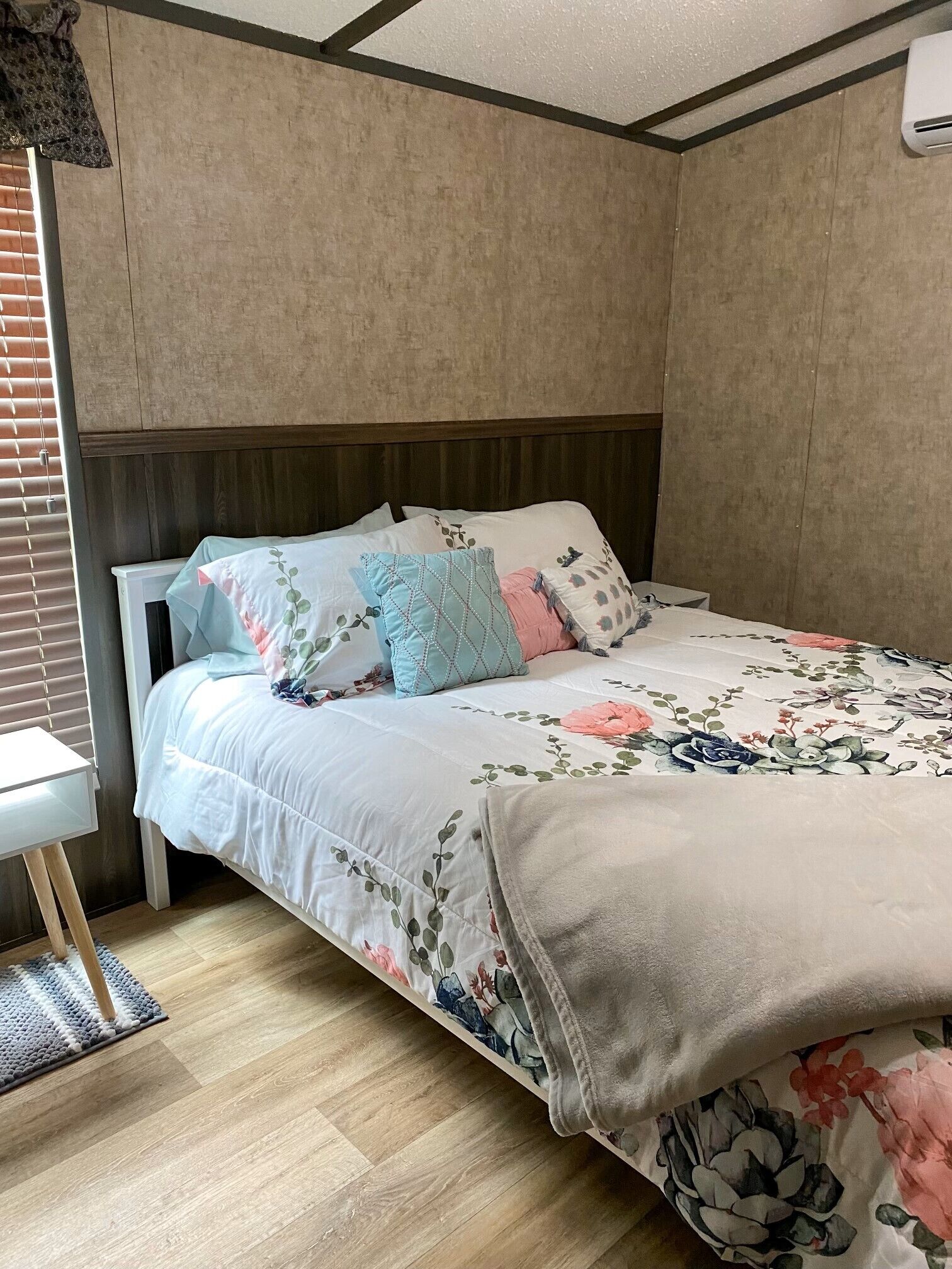 Quaint 1 Bedroom 1 Bath Home on 65 acre ranch. 