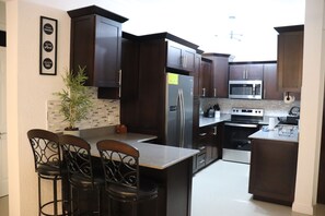 Réfrigérateur, micro-ondes, plaque de cuisson, bouilloire électrique