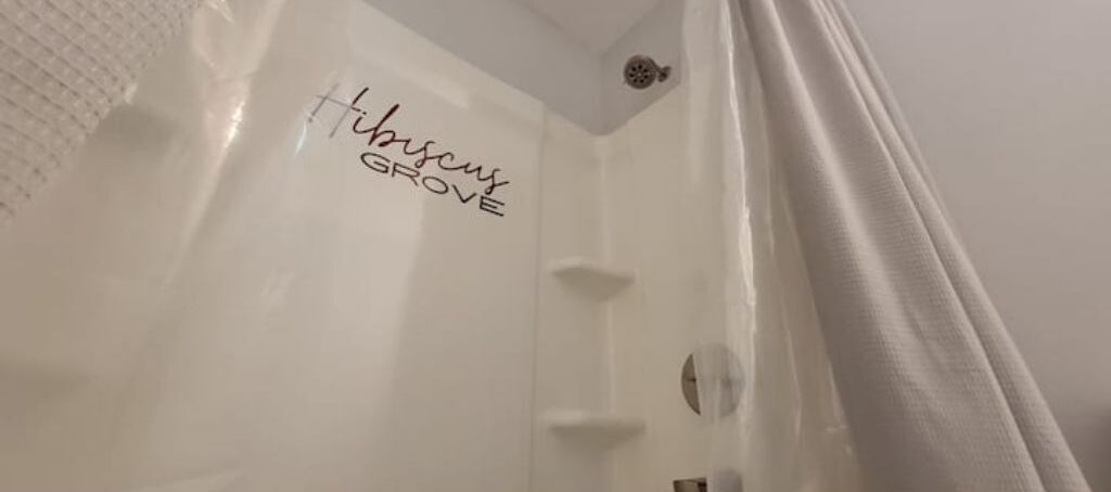 Relax at Hibiscus Grove - w/ an Amazing Deck View