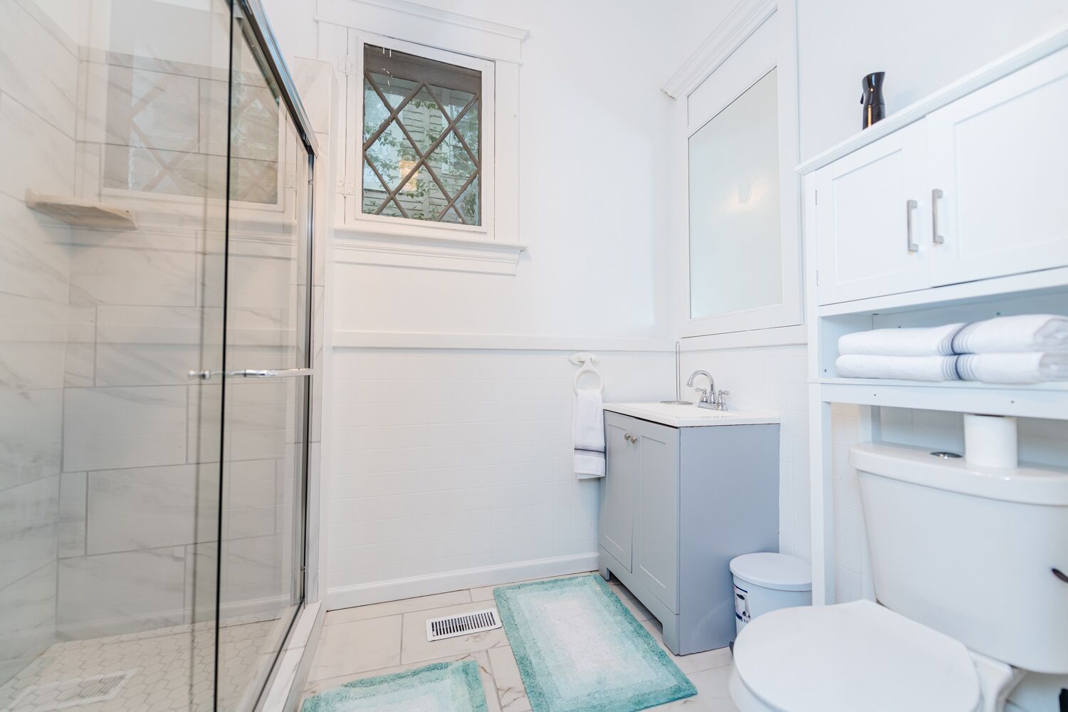 Beautifull home within mercer village.