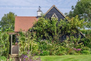 Experience a serene retreat in this charming house surrounded by a lush garden and a tranquil atmosphere.