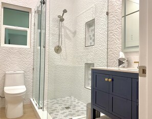 Hair dryer, towels, soap, shampoo - CASA VERBA in Palm Desert at EL PASEO ! 1BD 1BA, Private Pool, Mountain Views! (Palm Desert)
