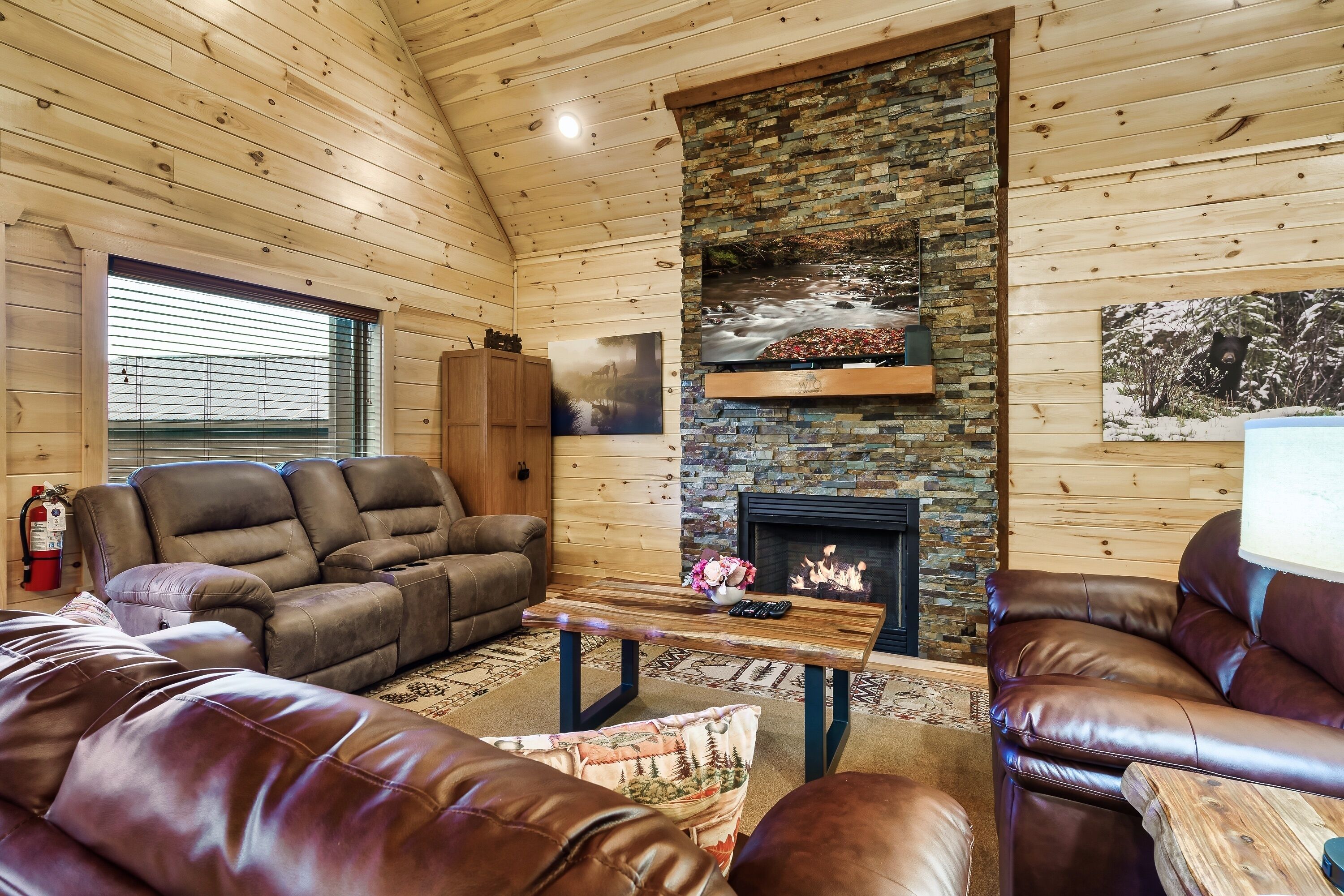 No mountain roads! Easy drive to Gatlinburg. Pool table and arcade!