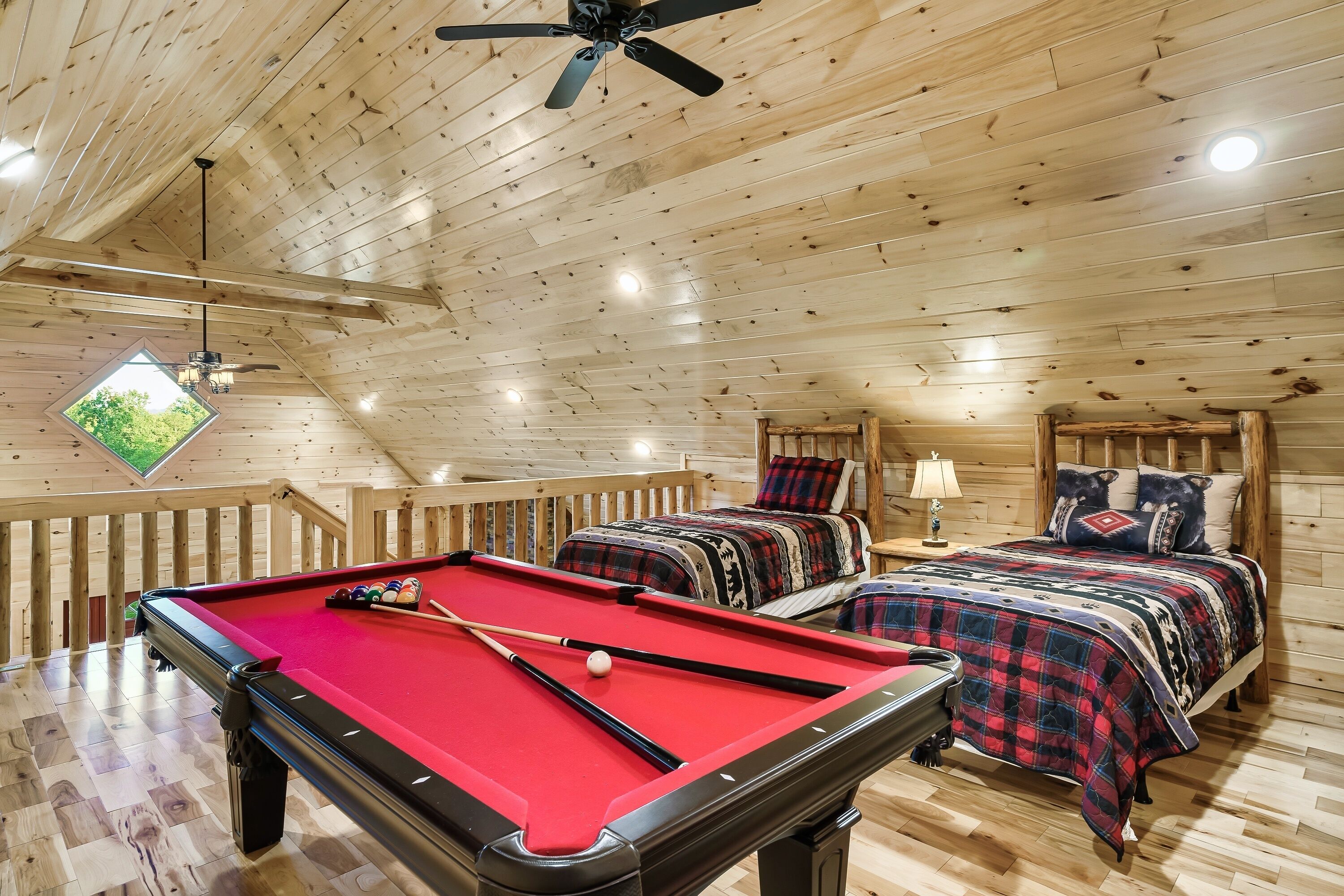 No mountain roads! Easy drive to Gatlinburg. Pool table and arcade!